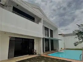 Rumah Besar Siap Huni di Mampang Dekat ke Senopati