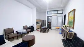 HANYA 2Man RUMAH TERAWAT DEPAN TAMAN ROW LEBAR DI CENTRAL PARK A YANI