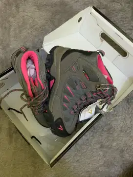 Sepatu Gunung SNTA
