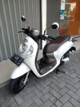 Scoopy prestige putih 2021