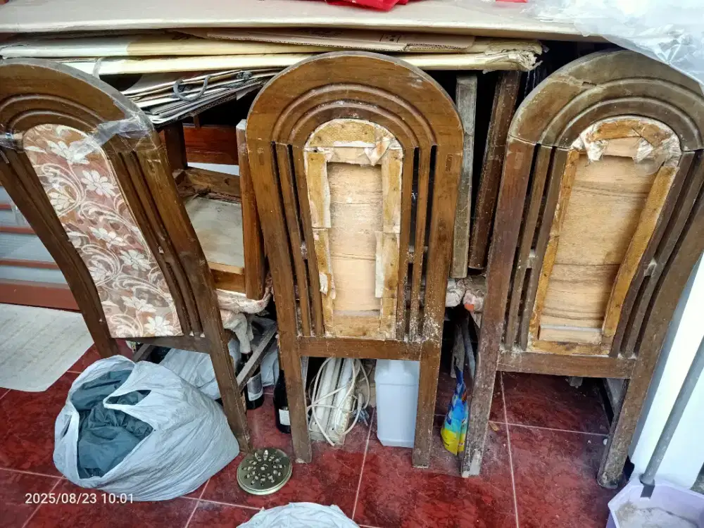 Kursi makan perlu perbaikan