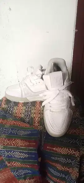 Sepatu sneaker .