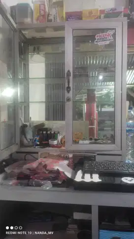 Etalase rokok kaca