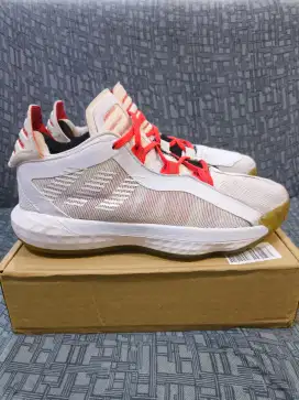Sepatu Basket Badminton Running Tennis Adidas Dame Size 42