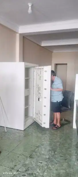 Lemari brangkas