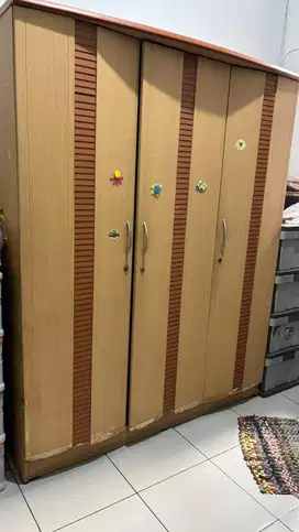 Lemari Baju 3 Pintu Bahan Kayu Masih layak pakai