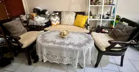 Kursi dan meja tamu dari kayu