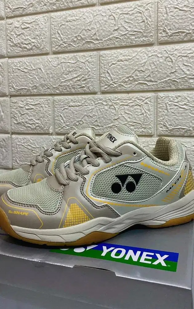 Sepatu Badminton YONEX Mach 2