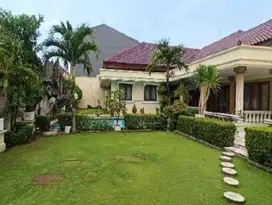 RUMAH MEWAH 1 LANTAI SEMI FURNISHED SIAP HUNI SURABAYA SELATAN area JE