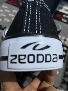 Sepatu rekat warna hitam