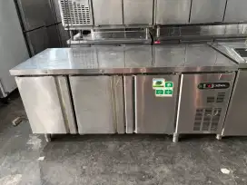Undercounter chiller crown 3 pintu mesin ori
Uk 180x75x86