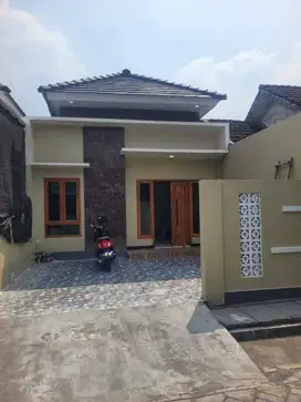 Dijual Rumah Baru Gress Siap Huni  Balas Klumprik Wiyung Surab