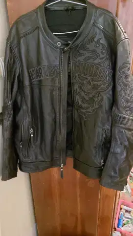 Jaket kulit harley davidson menyala saat kena lampu