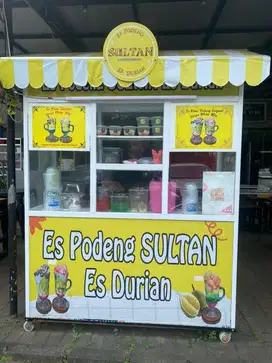 Karyawan jaga booth
