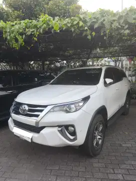 Toyota Fortuner 2.4 G tahun 2017 warna putih murah terawat