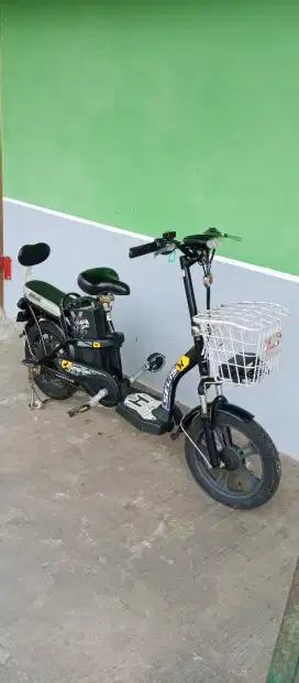 Sepeda Listrik Selis Hitam