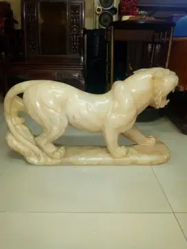 Patung macan putih