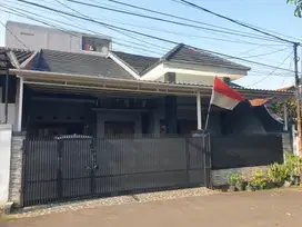 Rumah Asri Luas Hadap Taman di Perum PPI I