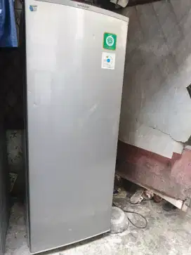 Freezer 8 Rak merk Sharp Normal