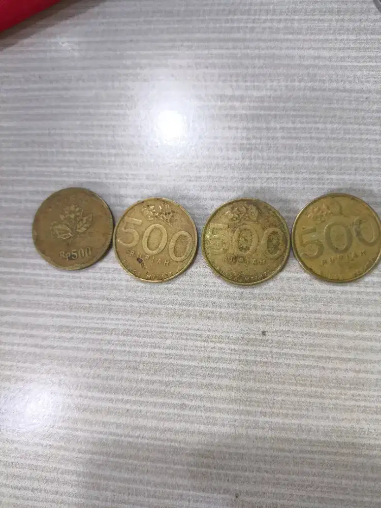 Kumpulan Uang Koin 500 kuning dari berbagai tahun 1992-2002