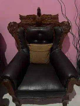 Kursi model elang mahoni