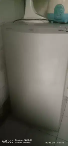 Frezzer Aqua bekas sedang