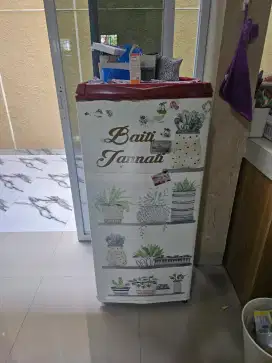 Jual kulkas, sofa, kasur, kursi cafe