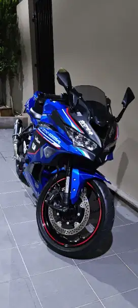Zx25r qs se, like new