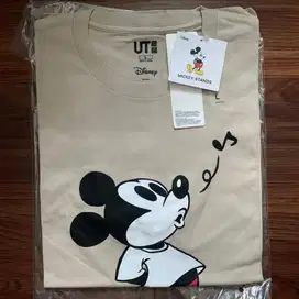 Kaos Uniqlo x Disney Mickey Stands Original - Rare Item