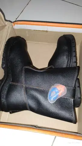 Sepatu safety krushers