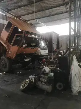 Mekanik Montrik Truk Diesel dan bensin Ekspedisi