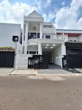 Dijual rumah baru dengan desain modern klasik Eropa di Pulomas Barat