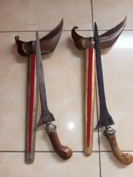 Sepasang keris sepuh nya jalak sangu tumpeng dan tilam sari