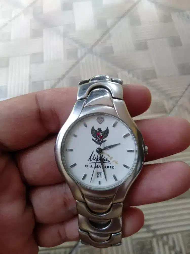 Jam tangan Swiss