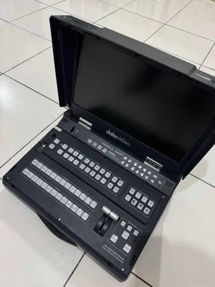HS-3200 HD 12-Channel HD Portable Video Streaming Studio