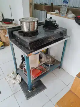 Kompor rinci dan meja