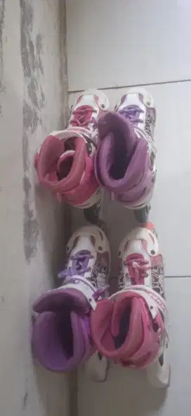 Sepatu roda anak merk power line ada 2 set/4pcs