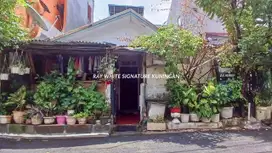 Rumah Bangunan Lama Lokasi Premium di Jl. Karbela II, Setiabudi