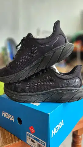 Sepatu lari Hoka Arahi 7