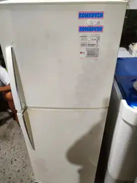Kulkas LG 2pintu normal dan masih orisinil