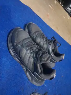 Sepatu olahraga adidas