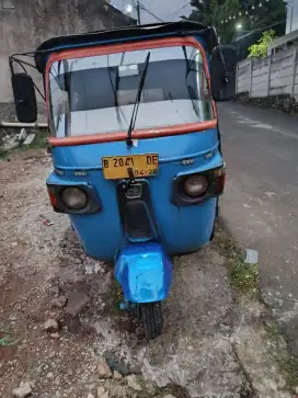 Bajaj RE roda Tiga