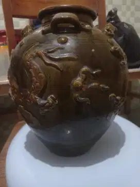 Guci antik naga