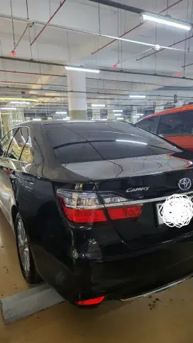Toyota camry HV 2.5 AT tahun 2017 warna hitam