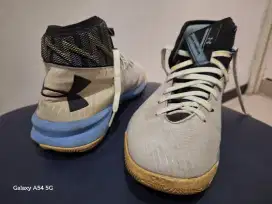 Sepatu olahraga basket