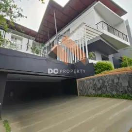 Rumah bagus 3 lantai split level setra duta bandung dkt tol pasteur