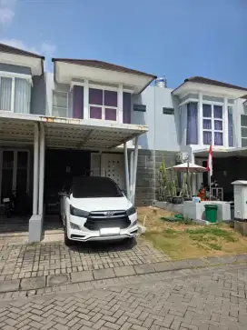 DISEWAKAN RUMAH BARU 2 LANTAI KAWASAN ELITE SDA