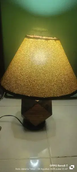 Lampu tidur antik