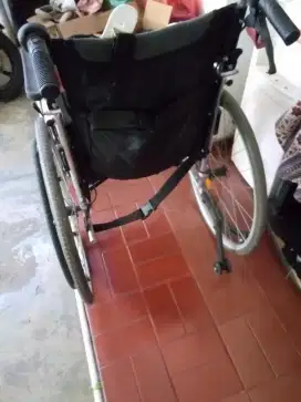 Kursi roda lengkap dengan sabuk