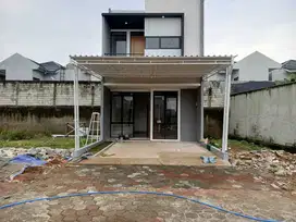 Hunian 2 lantai , 5 menit tol Jatikarya, 14 menit ke LRT Cibubur.